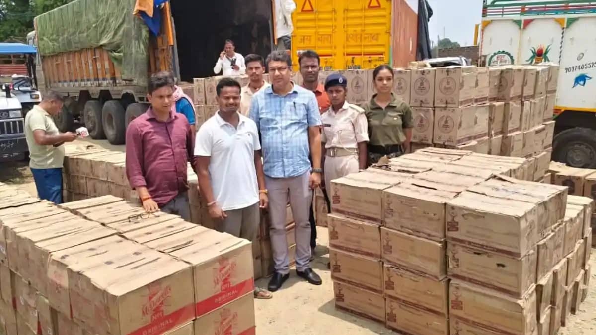 भोजपुर में शराब तस्करों के खिलाफ मद्यनिषेध विभाग की बड़ी कार भोजपुर में शराब तस्करों के खिलाफ मद्यनिषेध विभाग की बड़ी कार