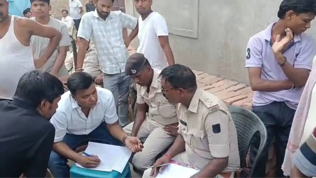 कमरे में फंदे से झूलता मिला वीडियोग्राफर का शव, प्रेम प्रसंग कमरे में फंदे से झूलता मिला वीडियोग्राफर का शव, प्रेम प्रसंग