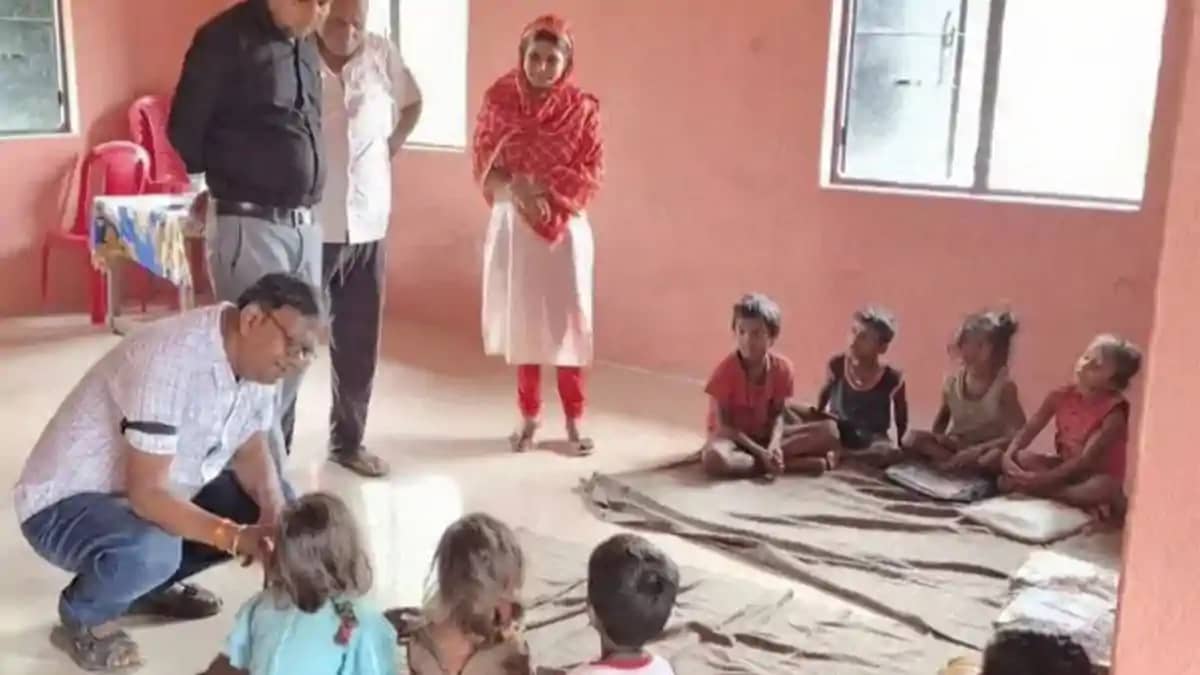 आंगनवाड़ी केंद्र में बिना यूनिफॉर्म पहुंचे सभी बच्चे, निरीक् आंगनवाड़ी केंद्र में बिना यूनिफॉर्म पहुंचे सभी बच्चे, निरीक्