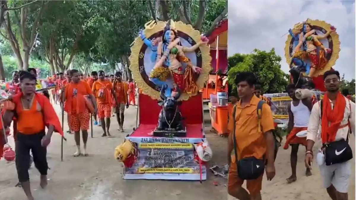 श्रावणी मेला: कोलकाता से आए भक्तों की टोली 170 किलो का कांवड श्रावणी मेला: कोलकाता से आए भक्तों की टोली 170 किलो का कांवड