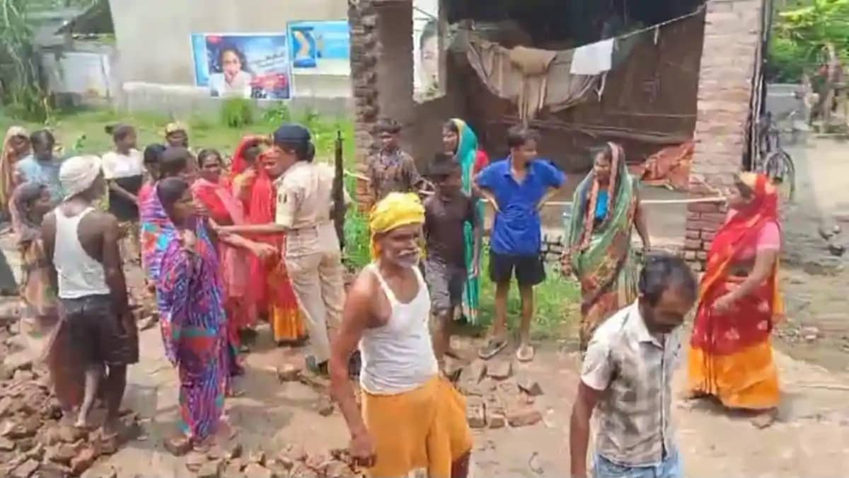महादलित बस्ती का रास्ता रोकने पर बवाल : पुलिस के सामने ही भि महादलित बस्ती का रास्ता रोकने पर बवाल : पुलिस के सामने ही भि