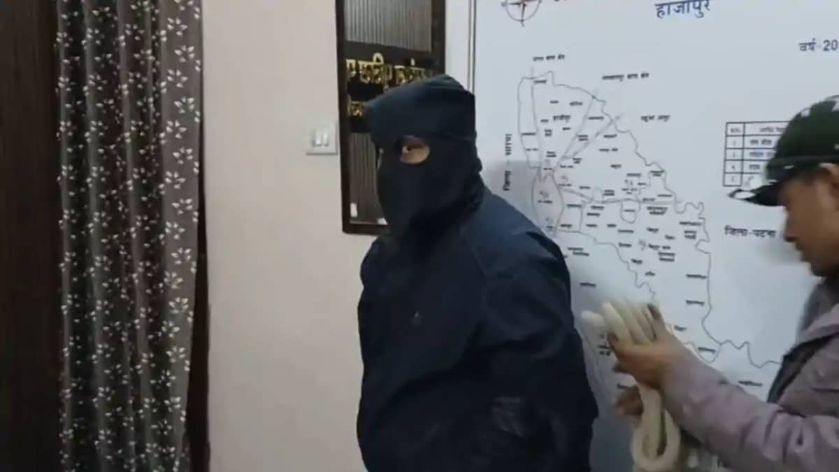 Bihar Crime: पुलिस ने चोरी की बाइक पर चल रहे शराब तस्करी का Bihar Crime: पुलिस ने चोरी की बाइक पर चल रहे शराब तस्करी का