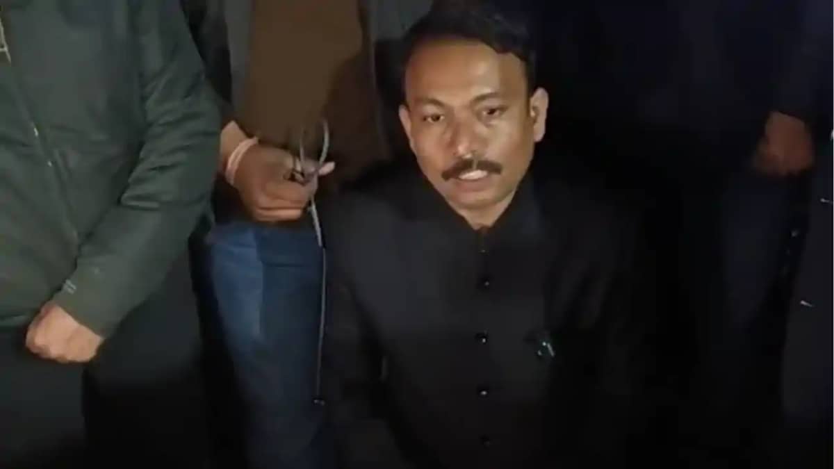 इस्तीफा देने वाले सिटी मजिस्ट्रेट अलंकार अग्निहोत्री पहुंचे इस्तीफा देने वाले सिटी मजिस्ट्रेट अलंकार अग्निहोत्री पहुंचे