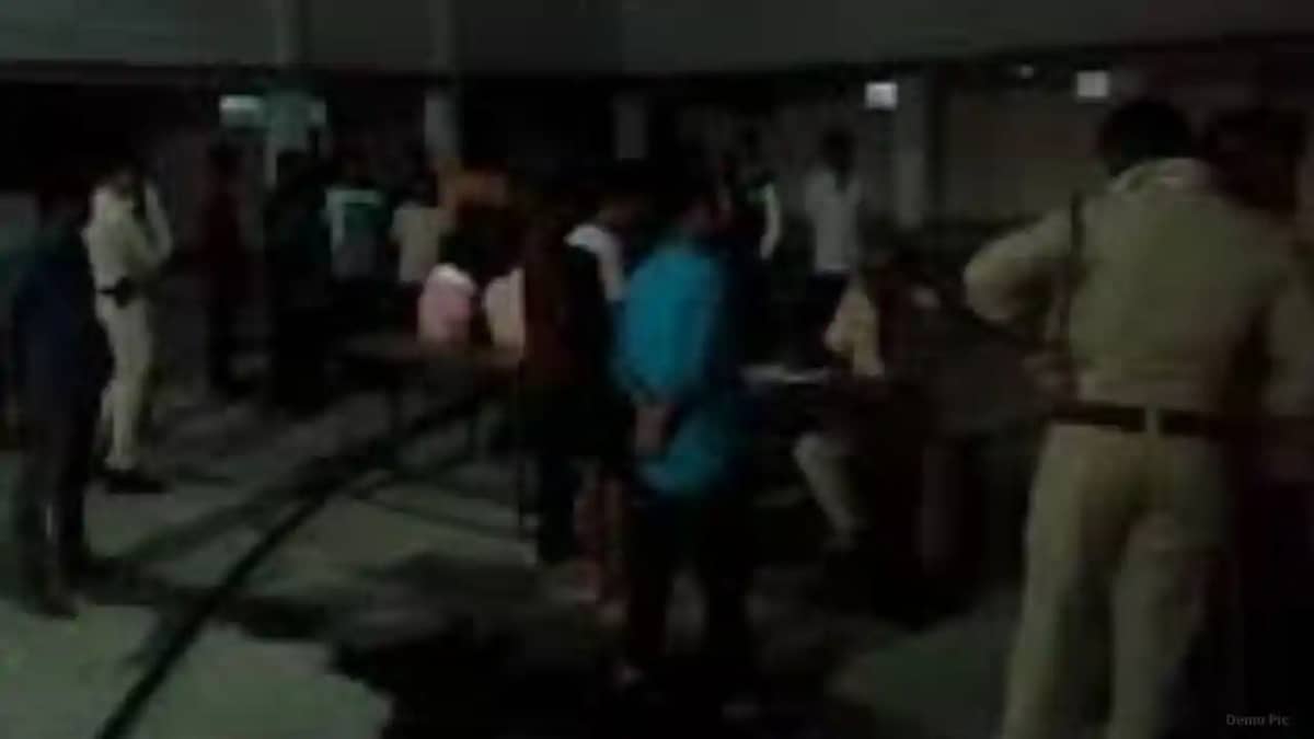 थाना बना जंग का मैदान,मुंशी ने ASI को खदेड़ खदेड़ कर इतना पीटा थाना बना जंग का मैदान,मुंशी ने ASI को खदेड़ खदेड़ कर इतना पीटा