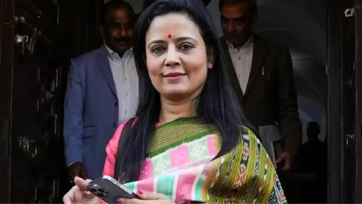 West Bengal News : TMC सांसद महुआ मोइत्रा पर अंडों से हमला, West Bengal News : TMC सांसद महुआ मोइत्रा पर अंडों से हमला,