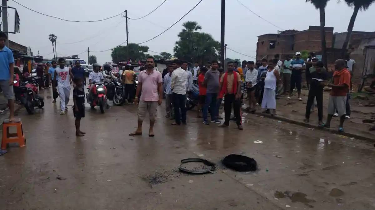 नवादा में 3 दिनों से 200 घरों की बिजली गुल, आक्रोशित ग्रामीण नवादा में 3 दिनों से 200 घरों की बिजली गुल, आक्रोशित ग्रामीण