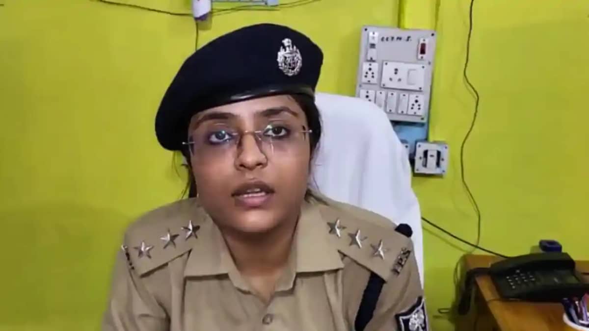 Bihar News : बेतिया में पुलिस टीम से उलझे दो दर्जन से अधिक य Bihar News : बेतिया में पुलिस टीम से उलझे दो दर्जन से अधिक य