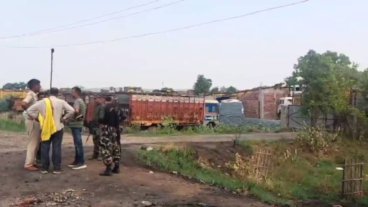 Bihar News : सड़क निर्माण कंपनी के बेस कैंप पर खड़ी ट्रकों से Bihar News : सड़क निर्माण कंपनी के बेस कैंप पर खड़ी ट्रकों से