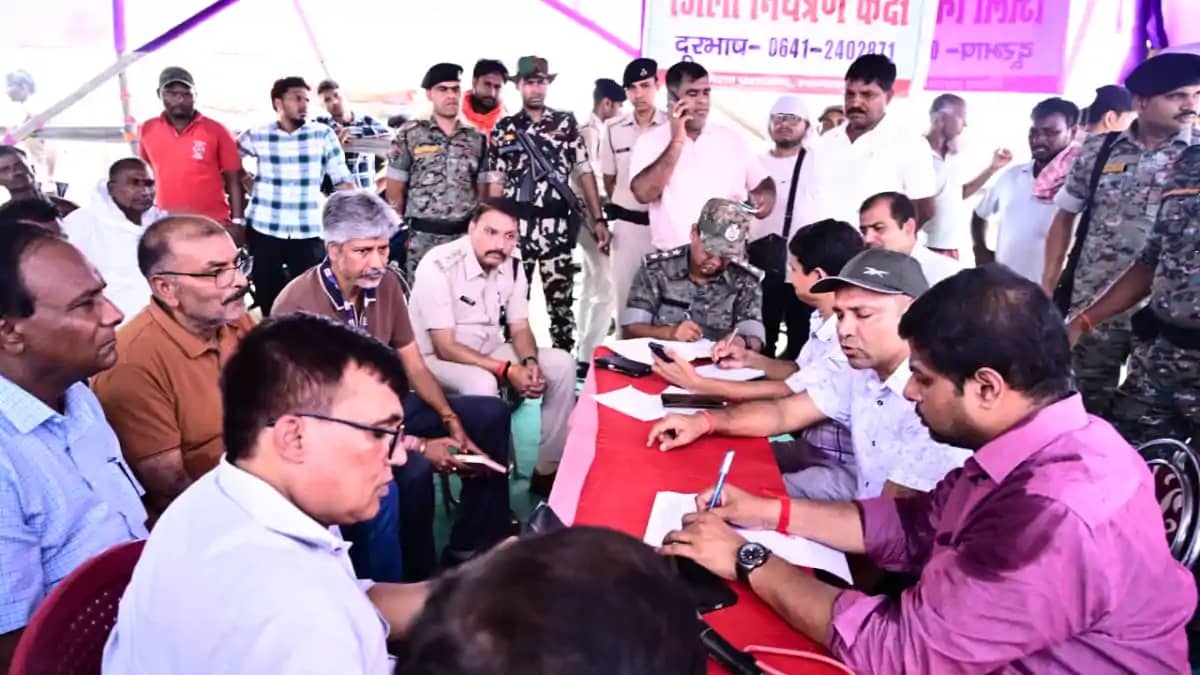 Bihar News : भागलपुर में निजी नाव चालकों के साथ डीएम ने की ब Bihar News : भागलपुर में निजी नाव चालकों के साथ डीएम ने की ब