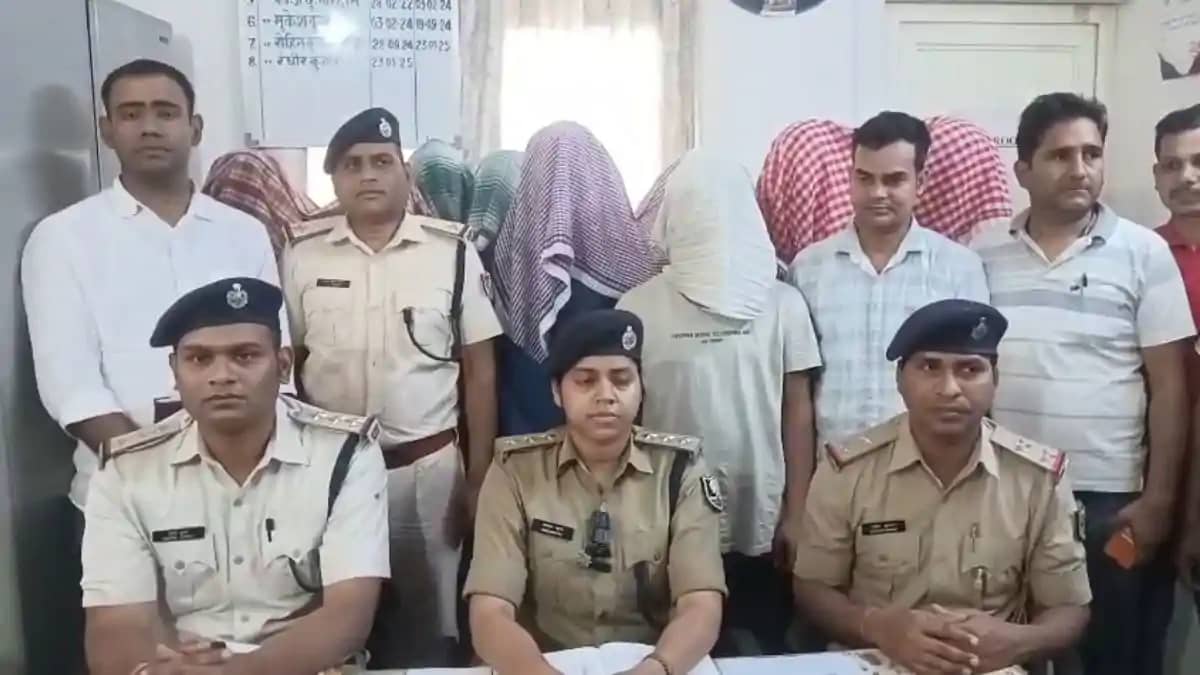 आरा रेल पुलिस का बड़ा एक्शन: ट्रेनों में वैक्यूम कर शराब तस् आरा रेल पुलिस का बड़ा एक्शन: ट्रेनों में वैक्यूम कर शराब तस्