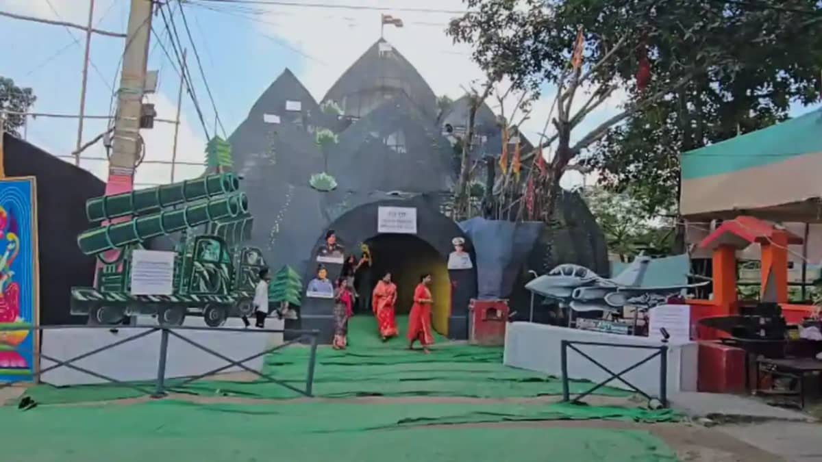 Navratri 2025: ऑपरेशन सिंदूर की थीम पर बना है ये पूजा पंडाल Navratri 2025: ऑपरेशन सिंदूर की थीम पर बना है ये पूजा पंडाल
