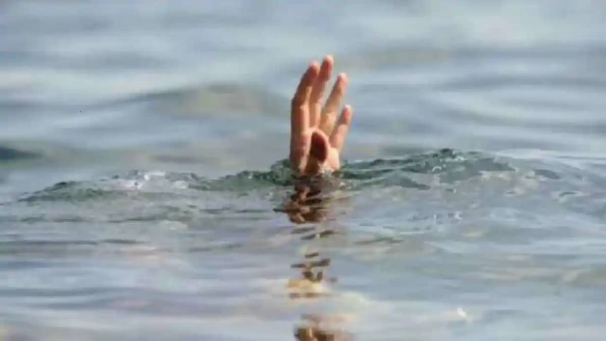 Bihar Flood News : सारण में बाढ़ का कहर: पानी के तेज बहाव मे Bihar Flood News : सारण में बाढ़ का कहर: पानी के तेज बहाव मे
