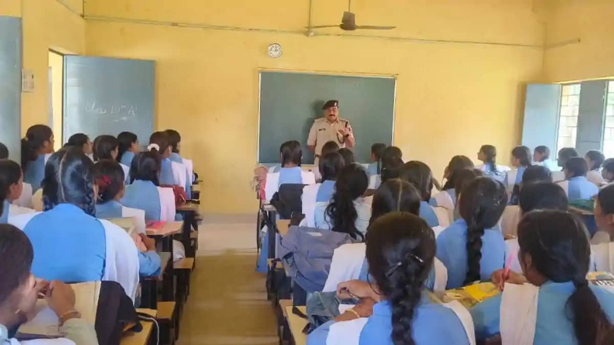 बगहा में खाकी का अनोखा अंदाज: 10+2 बालिका स्कूल पहुंचे SP रा बगहा में खाकी का अनोखा अंदाज: 10+2 बालिका स्कूल पहुंचे SP रा