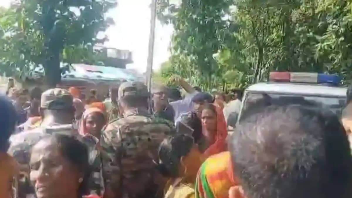 Bagaha Bihar Police Team Attacked During Land Dispute Probe Bagaha Bihar Police Team Attacked During Land Dispute Probe
