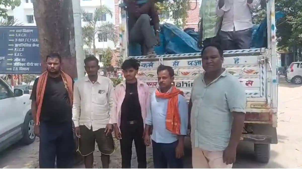 Bihar Road Accident : गोपालगंज में स्कूल बस की चपेट में आने Bihar Road Accident : गोपालगंज में स्कूल बस की चपेट में आने