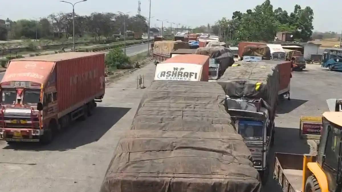 Bihar News : गोपालगंज में बलथरी चेकपोस्ट पर भ्रष्टाचार के खि Bihar News : गोपालगंज में बलथरी चेकपोस्ट पर भ्रष्टाचार के खि