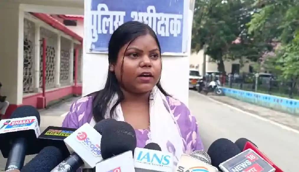 Bihar politics - बिहार के पूर्व मंत्री के सामने उनकी बेटी स Bihar politics - बिहार के पूर्व मंत्री के सामने उनकी बेटी स