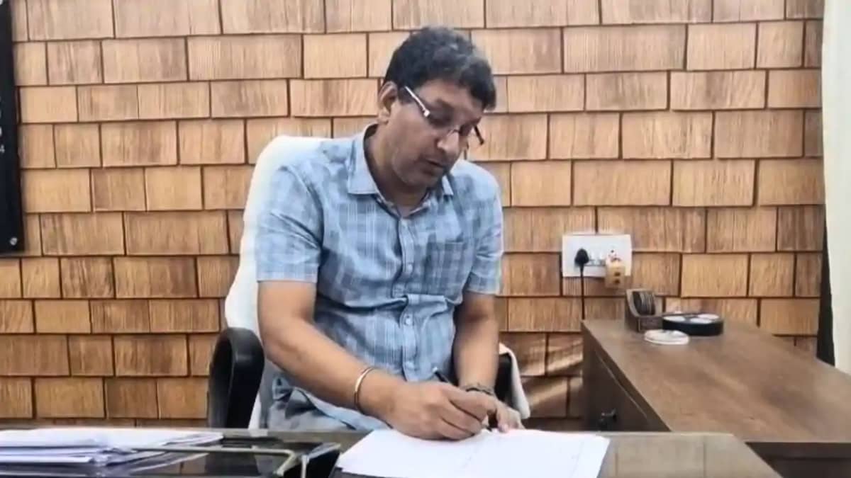 Bihar News : भोजपुर में शराब तस्करों पर उत्पाद विभाग ने कसा Bihar News : भोजपुर में शराब तस्करों पर उत्पाद विभाग ने कसा