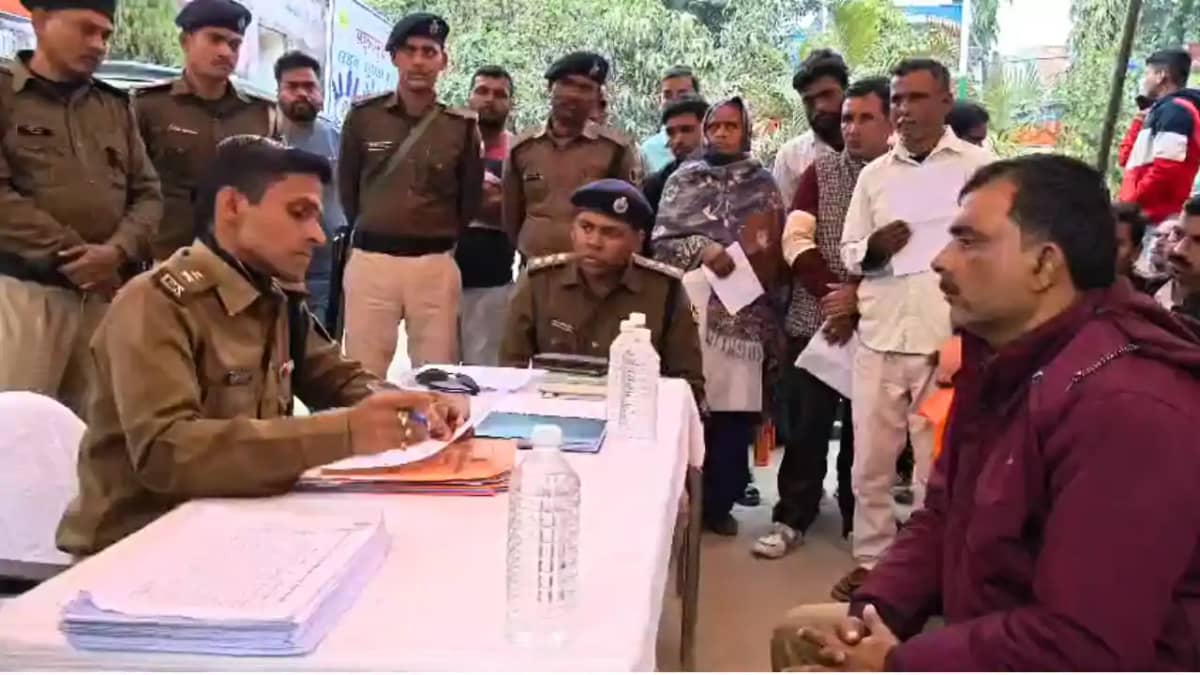 Bihar News : गोपालगंज एसपी विनय तिवारी ने सुनी लोगों की फरिय Bihar News : गोपालगंज एसपी विनय तिवारी ने सुनी लोगों की फरिय