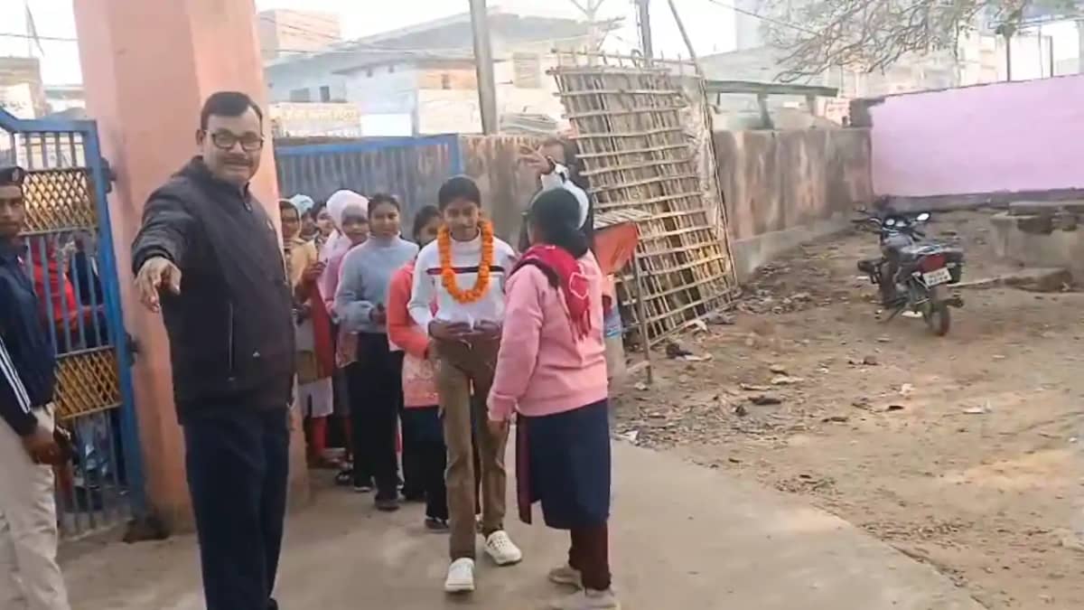 Bihar Inter Exam : बांका के इस परीक्षा केंद्र पर फूल-मालाओं Bihar Inter Exam : बांका के इस परीक्षा केंद्र पर फूल-मालाओं