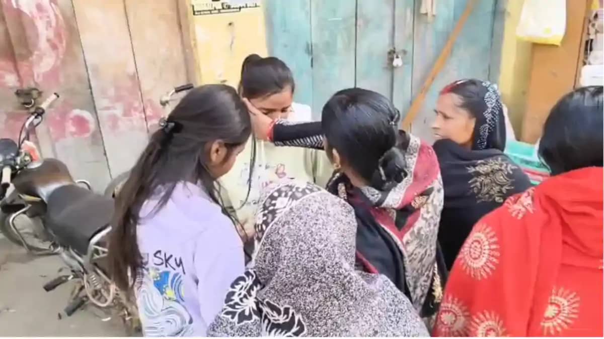 Bihar Inter Exam : भागलपुर में देरी से पहुंची छात्राओं को गे Bihar Inter Exam : भागलपुर में देरी से पहुंची छात्राओं को गे