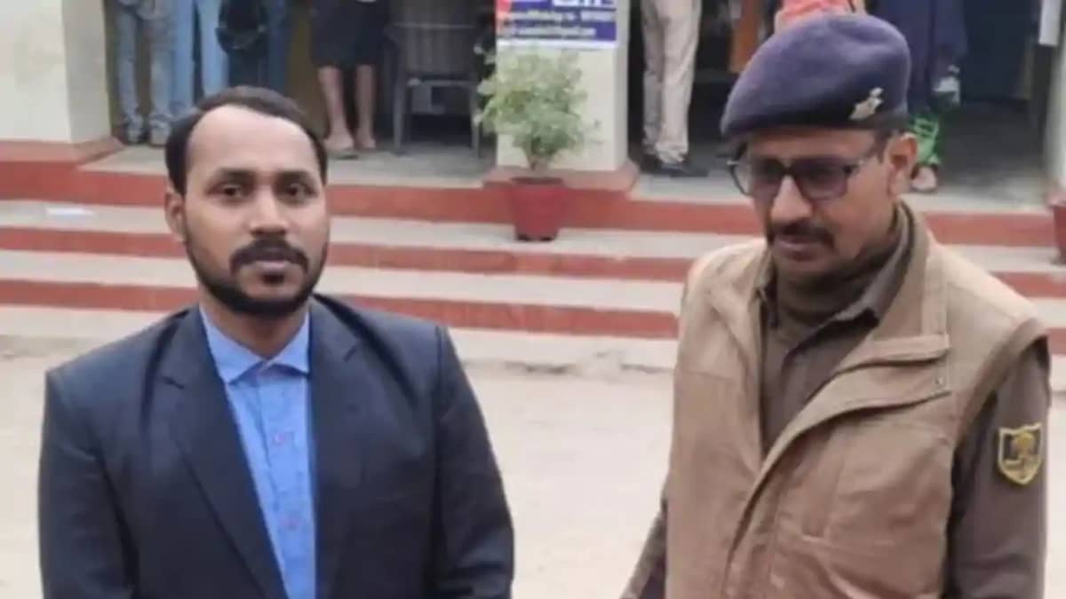 गुलदस्ता लेकर DM-SSP को ठगने पहुंचा 'फर्जी IAS', जिलाधिकारी गुलदस्ता लेकर DM-SSP को ठगने पहुंचा 'फर्जी IAS', जिलाधिकारी