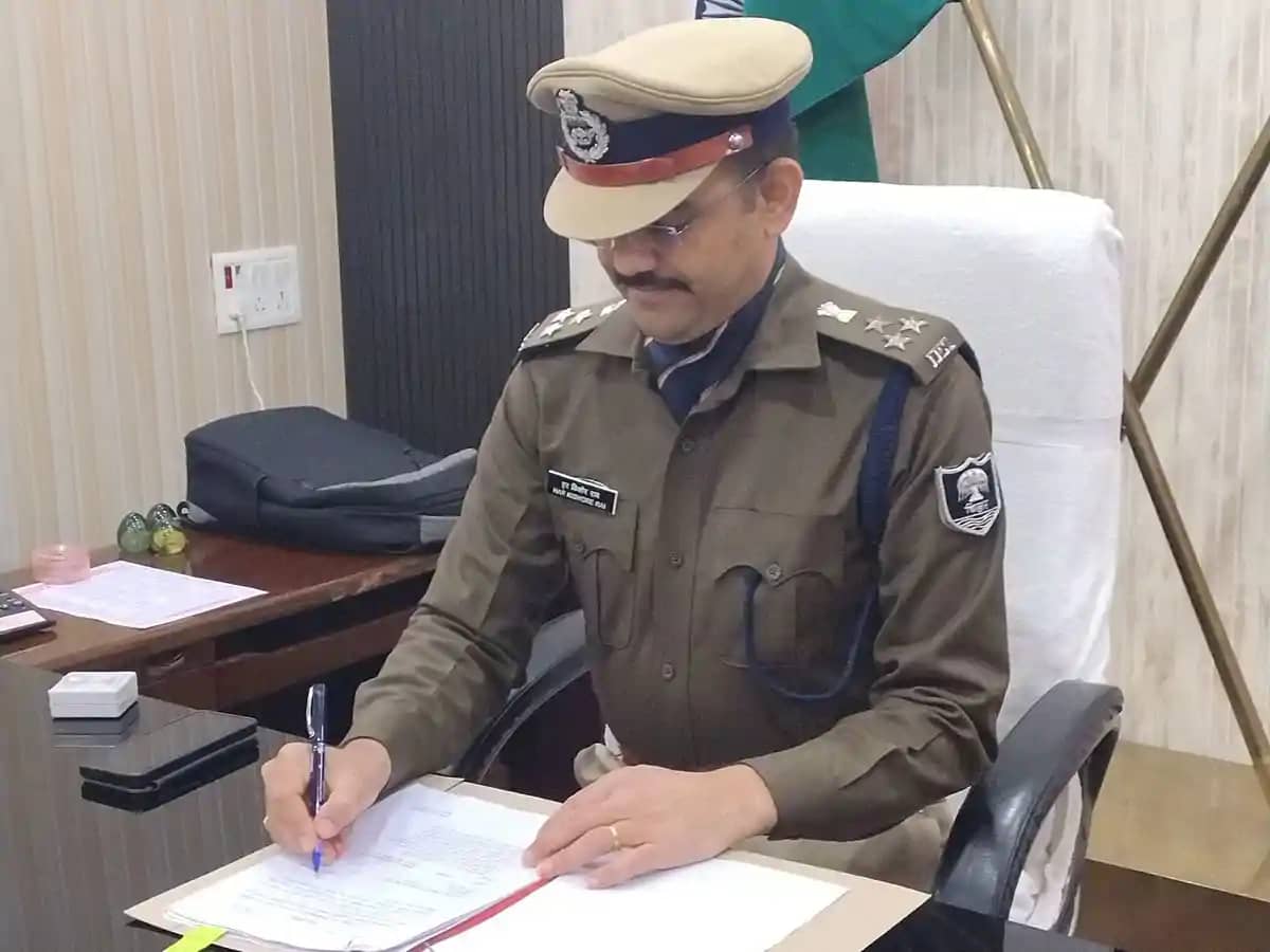 डीआईजी का 'बड़ा एक्शन': एक्सीडेंट केस में 'पंचायती' कर आरोपी डीआईजी का 'बड़ा एक्शन': एक्सीडेंट केस में 'पंचायती' कर आरोपी