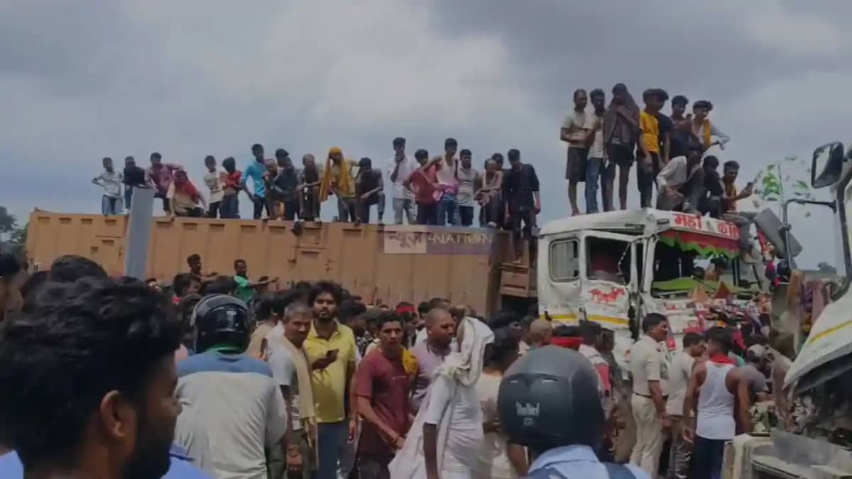 Bihar Road Accident: कटिहार में दो हाइवा के बीच आमने सामने क Bihar Road Accident: कटिहार में दो हाइवा के बीच आमने सामने क