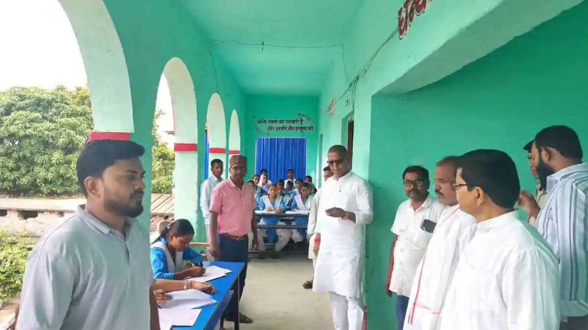 लाउढ़ स्कूल का विधायक रामविलास कामत ने किया औचक निरीक्षण, वि लाउढ़ स्कूल का विधायक रामविलास कामत ने किया औचक निरीक्षण, वि