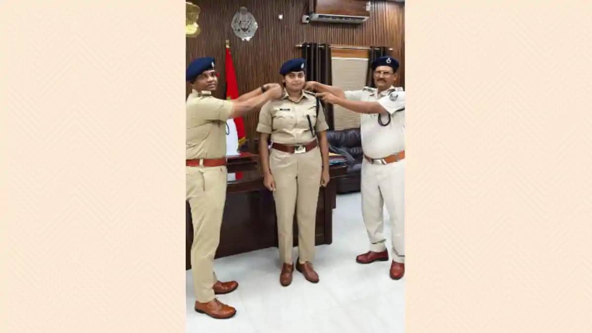 सुपौल में पिपिंग सेरेमनी आयोजित: पदोन्नति के बाद दो सार्जेंट सुपौल में पिपिंग सेरेमनी आयोजित: पदोन्नति के बाद दो सार्जेंट
