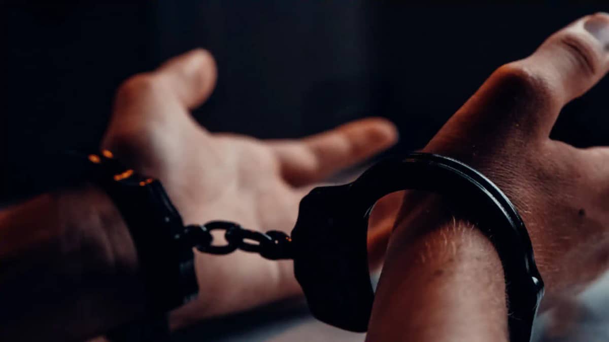 Bihar News : सोशल मीडिया पर हथियार लहराना पड़ा महंगा, विवेक स Bihar News : सोशल मीडिया पर हथियार लहराना पड़ा महंगा, विवेक स