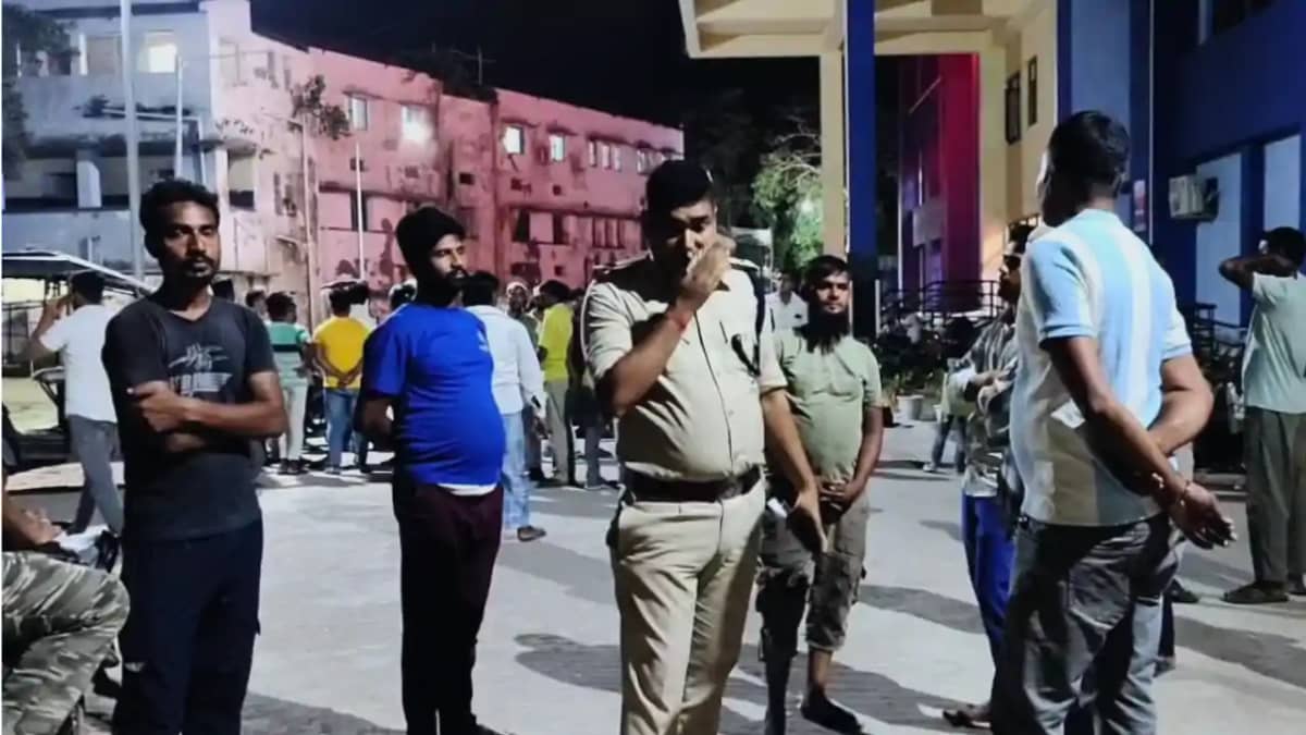 Bihar News : क्रिकेट खेलने के विवाद में बदमाशों ने विकेट से Bihar News : क्रिकेट खेलने के विवाद में बदमाशों ने विकेट से