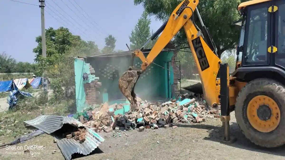 सीएम धामी के निर्देश पर गरजा बुलडोजर: विकासनगर में सरकारी जम सीएम धामी के निर्देश पर गरजा बुलडोजर: विकासनगर में सरकारी जम