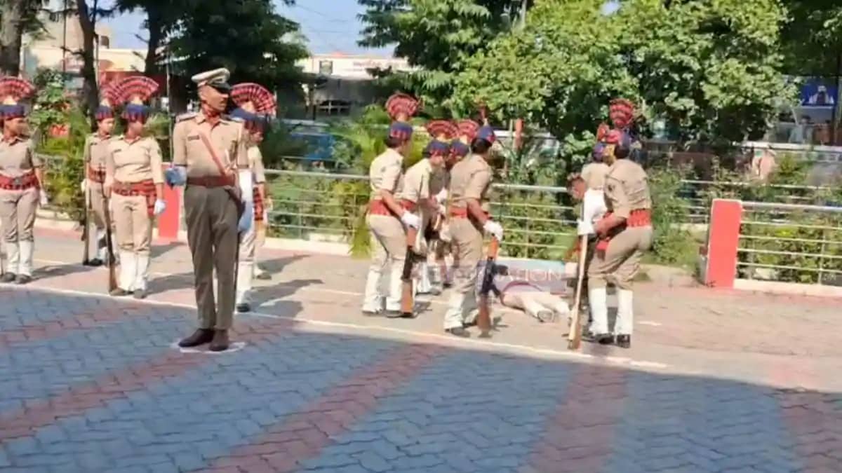 Woman Constable Faints During Guard of Honour in Heatwave Woman Constable Faints During Guard of Honour in Heatwave