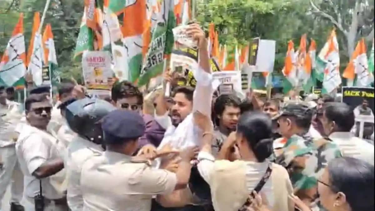 नीट पेपर लीक और सीबीएसई गड़बड़ी पर भारी बवाल, युवा कांग्रेस नीट पेपर लीक और सीबीएसई गड़बड़ी पर भारी बवाल, युवा कांग्रेस
