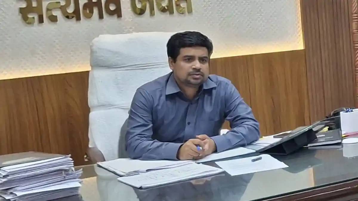 लापरवाही पर बिफरे DM सावन कुमार, निर्मली सीओ पर 1000 रुपये क लापरवाही पर बिफरे DM सावन कुमार, निर्मली सीओ पर 1000 रुपये क