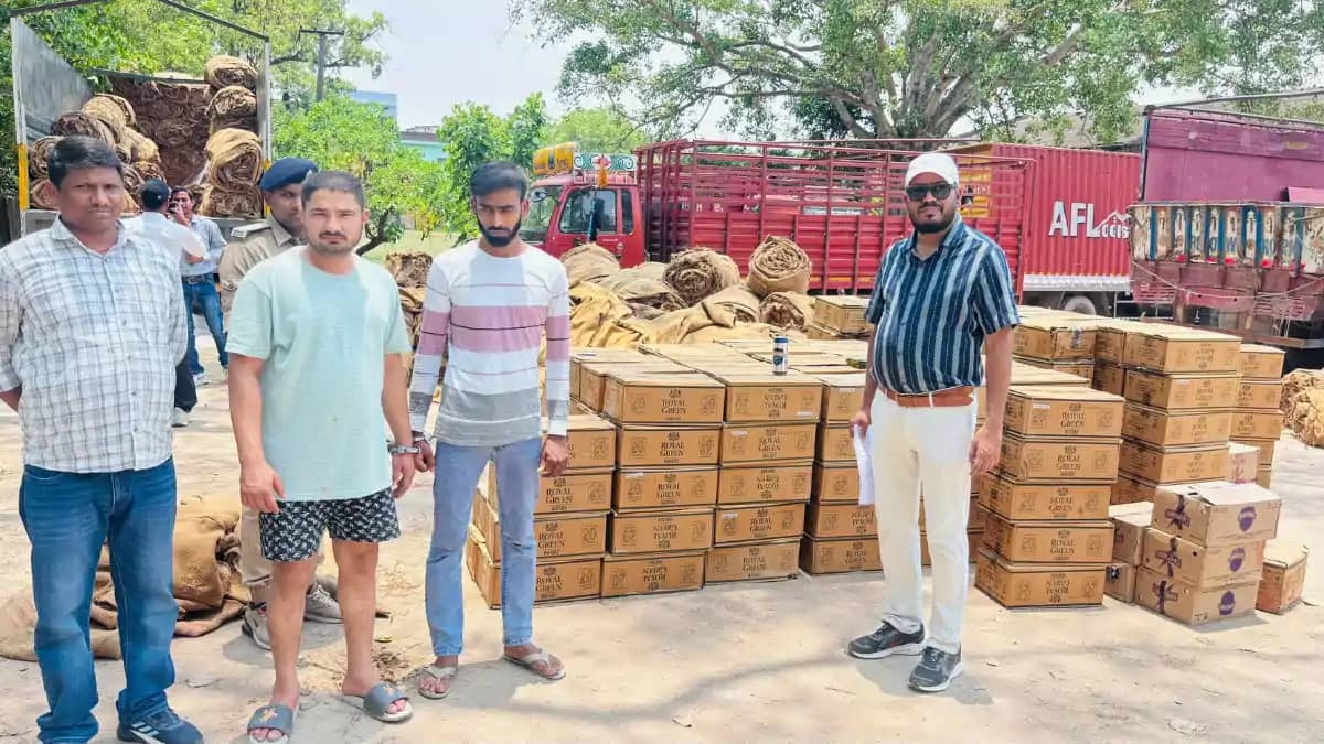 Bihar News : बक्सर में ट्रक पर लोड 20 लाख की विदेशी शराब उत् Bihar News : बक्सर में ट्रक पर लोड 20 लाख की विदेशी शराब उत्