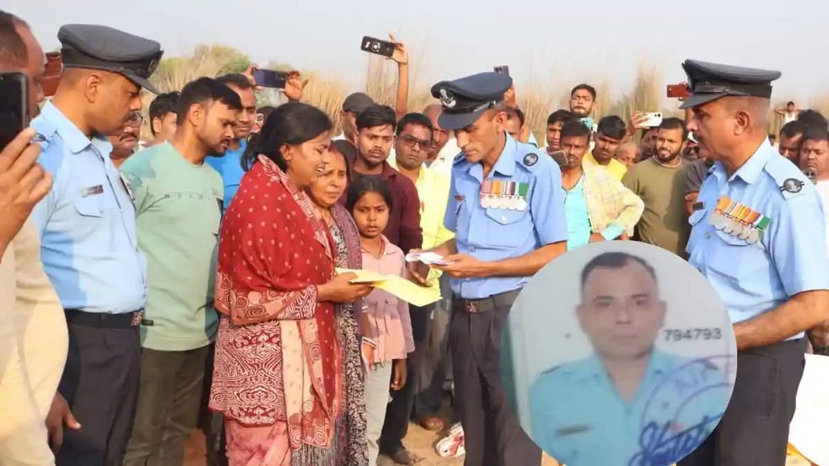 वायु सेना जवान संजय कुमार का सैन्य सम्मान के साथ अंतिम संस्क वायु सेना जवान संजय कुमार का सैन्य सम्मान के साथ अंतिम संस्क