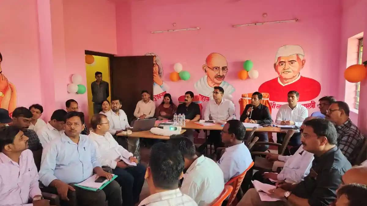 Bihar News : मोतिहारी डीएम की बड़ी कार्रवाई, विकास कार्यों म Bihar News : मोतिहारी डीएम की बड़ी कार्रवाई, विकास कार्यों म