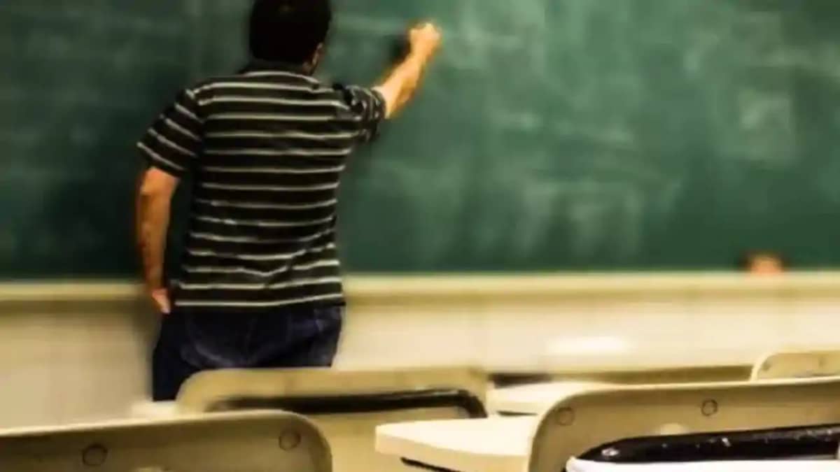 Bihar Teacher News : बिहार के इस हाईस्कूल में रिटायर होने के Bihar Teacher News : बिहार के इस हाईस्कूल में रिटायर होने के