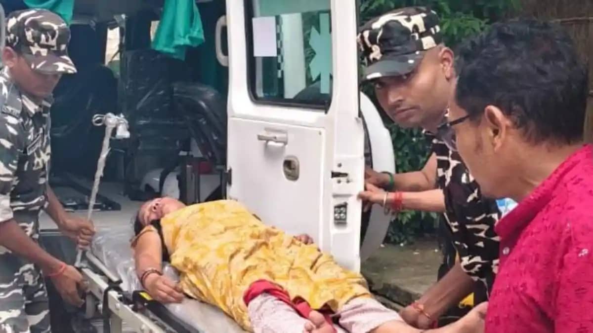 बगहा के दोन में SSB का मानवीय चेहरा: गंभीर रुप से बीमार महिल बगहा के दोन में SSB का मानवीय चेहरा: गंभीर रुप से बीमार महिल