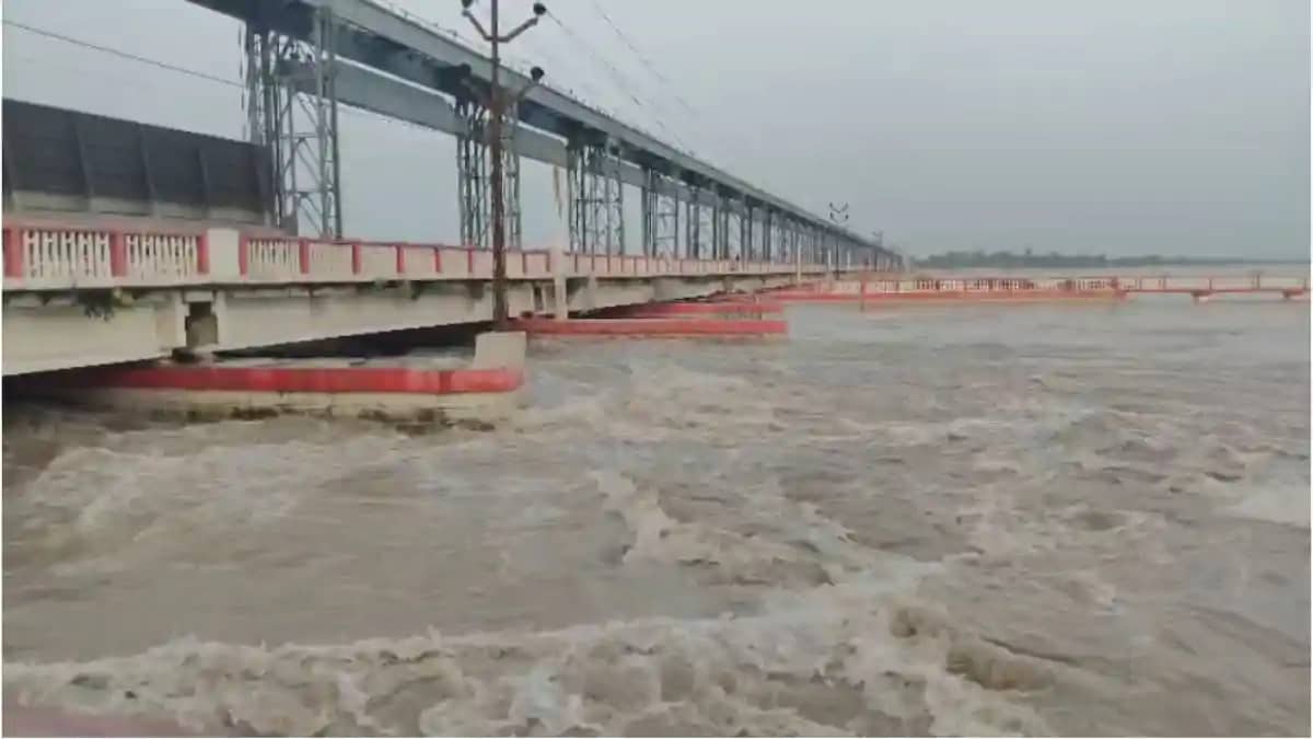 कोसी नदी के जलस्तर में उफान: बराज से डिस्चार्ज 2.29 लाख क्यू कोसी नदी के जलस्तर में उफान: बराज से डिस्चार्ज 2.29 लाख क्यू