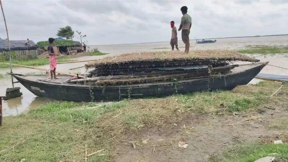 कोसी का कहर: मौजहा में कटाव का तांडव, अपने ही हाथों आशियाना कोसी का कहर: मौजहा में कटाव का तांडव, अपने ही हाथों आशियाना