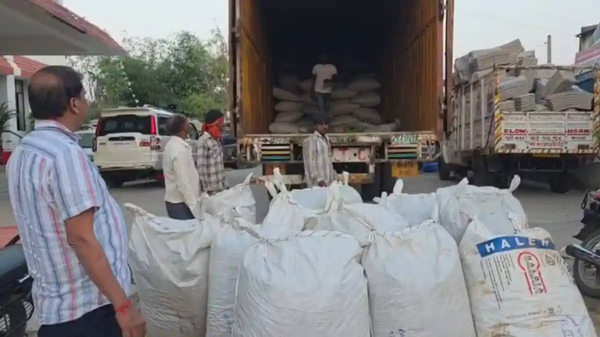 NH पर उत्पाद विभाग की बड़ी कार्रवाई: कंटेनर से 3866 किलो डोड NH पर उत्पाद विभाग की बड़ी कार्रवाई: कंटेनर से 3866 किलो डोड