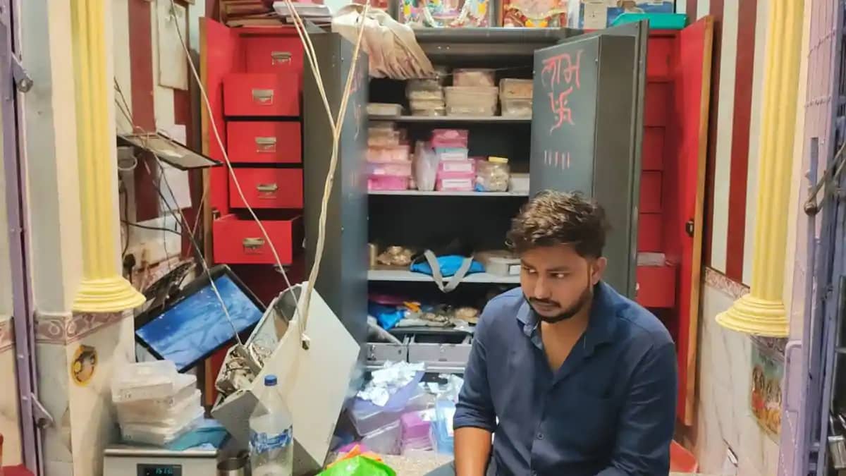 महालूट: प्रेम ज्वेलर्स से ₹2 करोड़ के गहने और ₹25 लाख कैश सा महालूट: प्रेम ज्वेलर्स से ₹2 करोड़ के गहने और ₹25 लाख कैश सा
