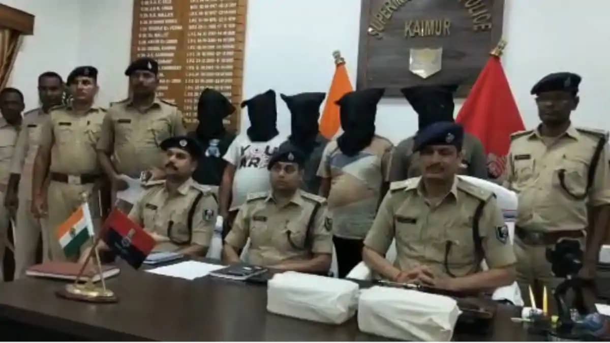 पुलिस का बड़ा एक्शन: हथियार के साथ 5 अपराधी गिरफ्तार, तीन दे पुलिस का बड़ा एक्शन: हथियार के साथ 5 अपराधी गिरफ्तार, तीन दे