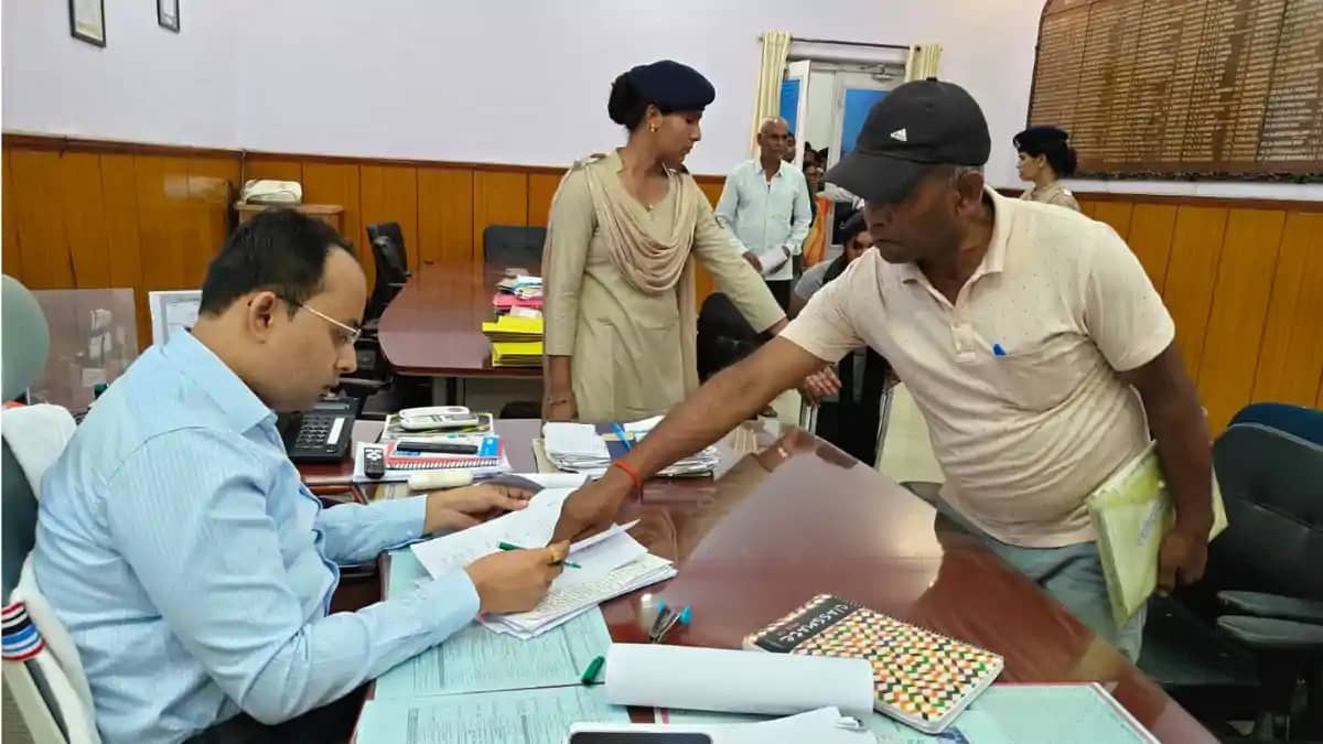 डीएम ने जनता दरबार में सुनीं 100 से अधिक शिकायतें, ऑन द स्पॉ डीएम ने जनता दरबार में सुनीं 100 से अधिक शिकायतें, ऑन द स्पॉ
