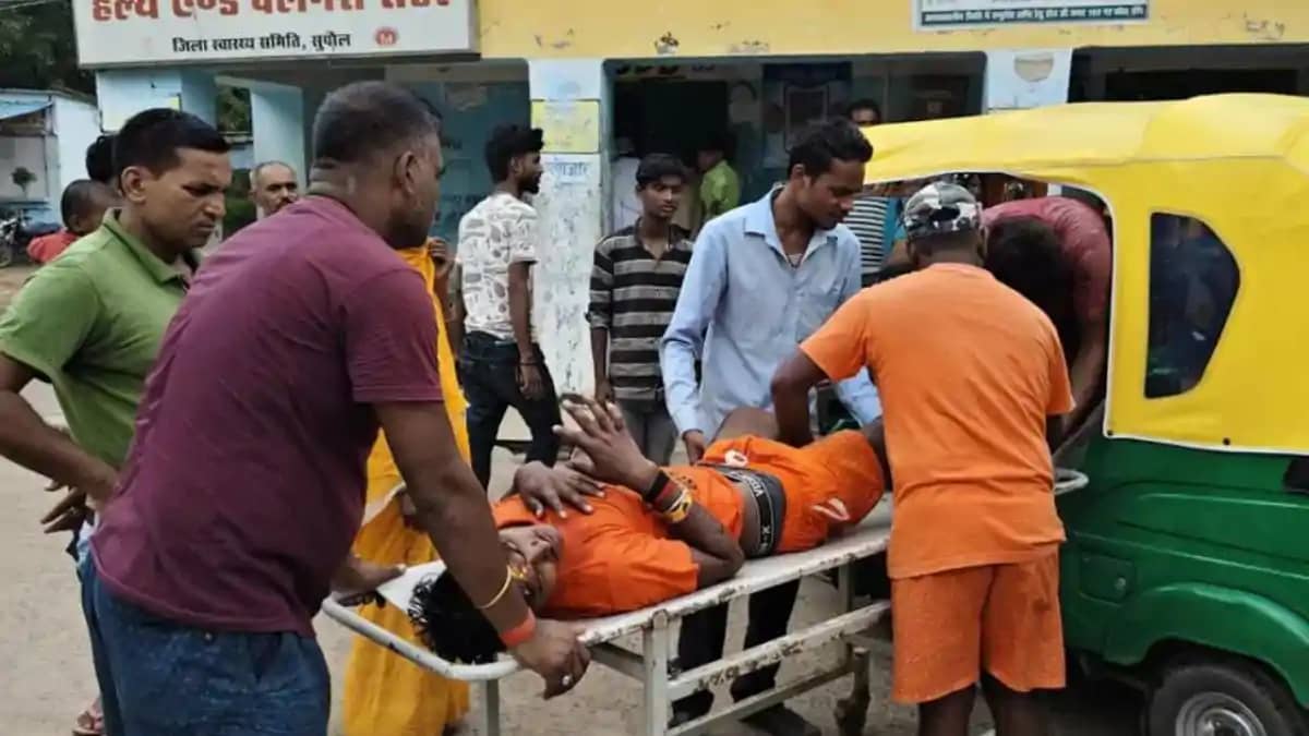 दो बाइकों की भीषण आमने-सामने भिड़ंत मे कांवड़ियों समेत छह घा दो बाइकों की भीषण आमने-सामने भिड़ंत मे कांवड़ियों समेत छह घा