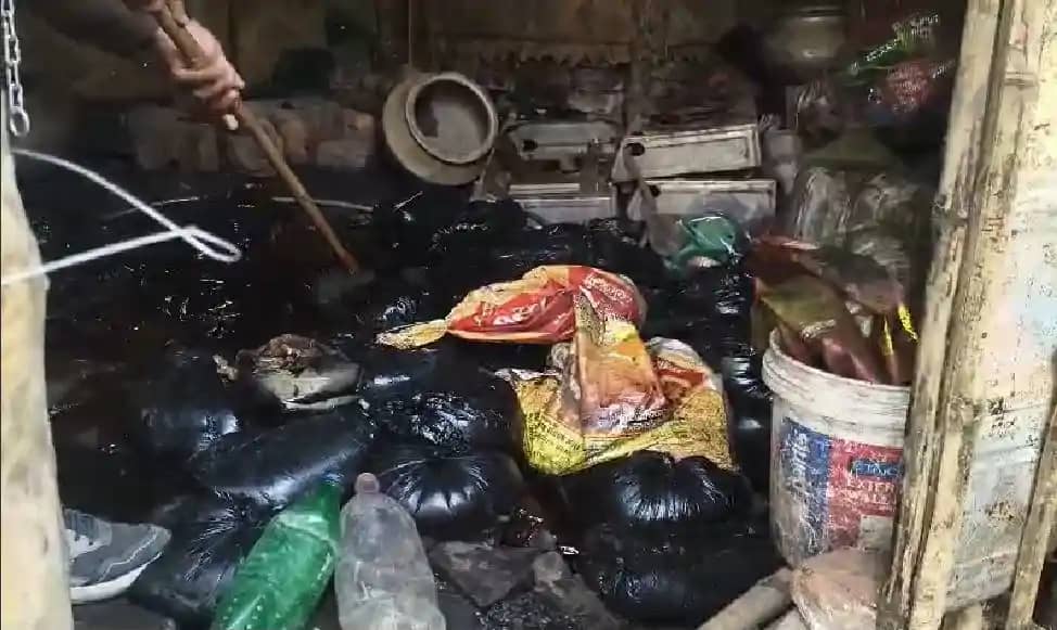 पुलिस की नाक के नीचे 'शराब की नदी': वर्षों से चल रहा था खेल, पुलिस की नाक के नीचे 'शराब की नदी': वर्षों से चल रहा था खेल,