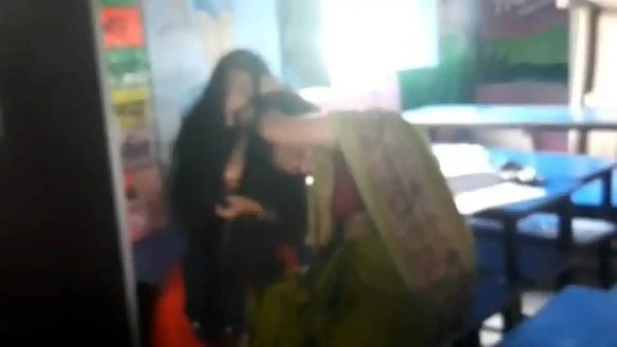 Bihar Teachar news - स्कूल में महिला हेडमास्टर की दंबगई, सहा Bihar Teachar news - स्कूल में महिला हेडमास्टर की दंबगई, सहा